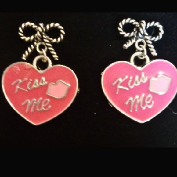 KISS ME HEART EARRINGS - Picture 2 of 3